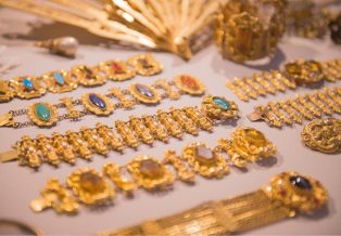 Antique jewelry vs. modern jewelry