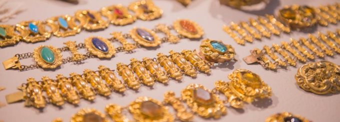 Antique jewelry vs. modern jewelry