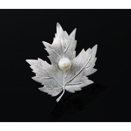 Vintage Signed Mikimoto 925 Sterling Silver 6.5mm Pearl Maple Leaf Brooch Pin
