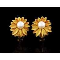 Pair Of Signed Kurt Wayne 18k Yellow Gold 6.5mm Pearl Flower Clip On Earrings