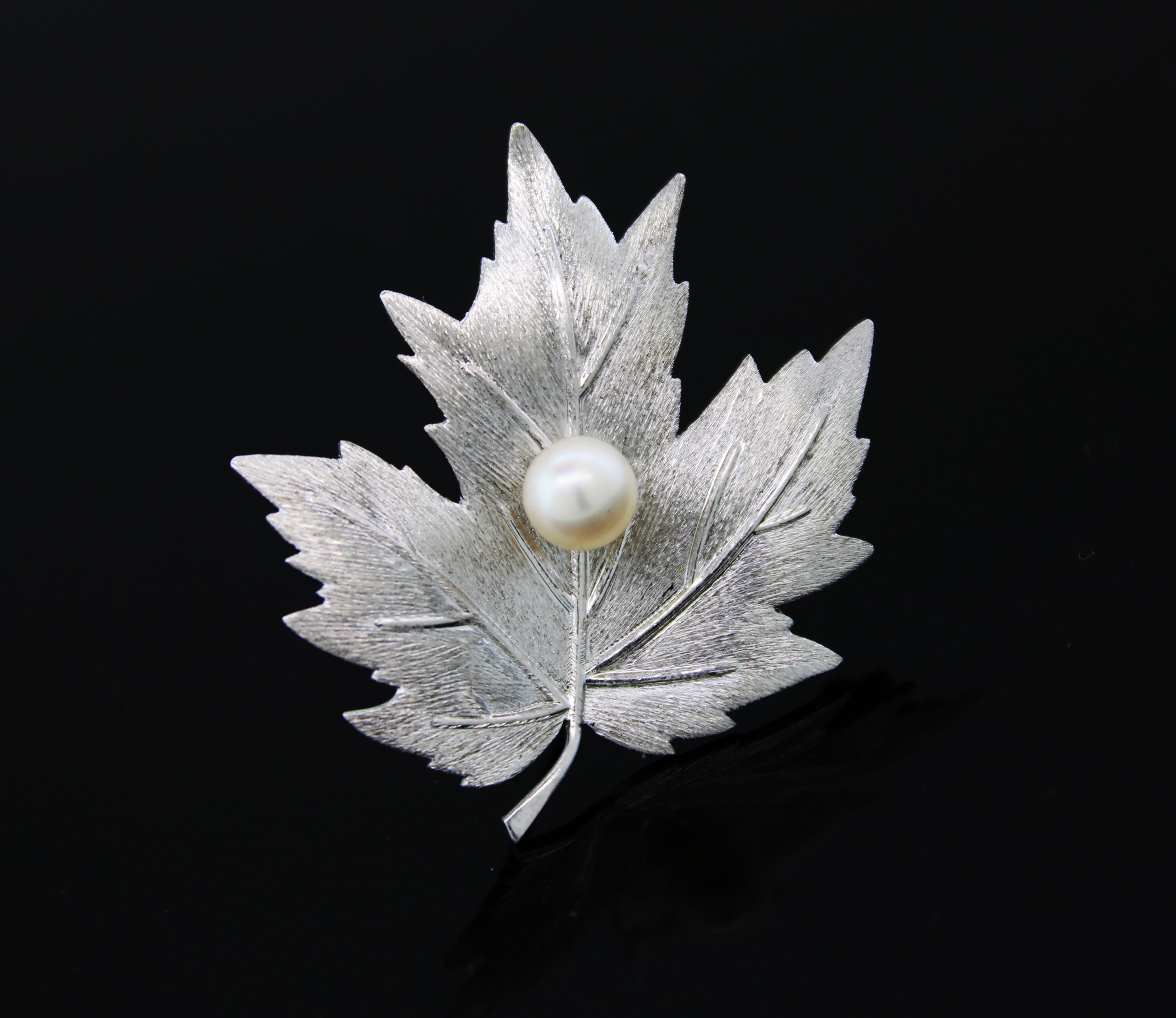 使い勝手の良い Silver Mikimoto Five ブローチ Leaf Wave